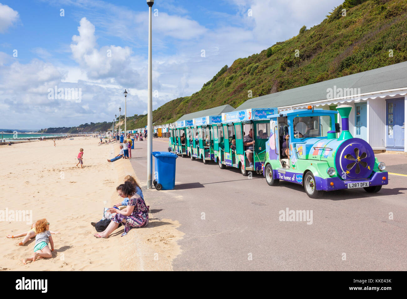 Bournemouth Dorset bournemouth beach Inghilterra paese turistico di treno che viaggia lungo la West underciff promenade Bournemouth Beach Bournemouth Dorset Regno unito Gb Foto Stock