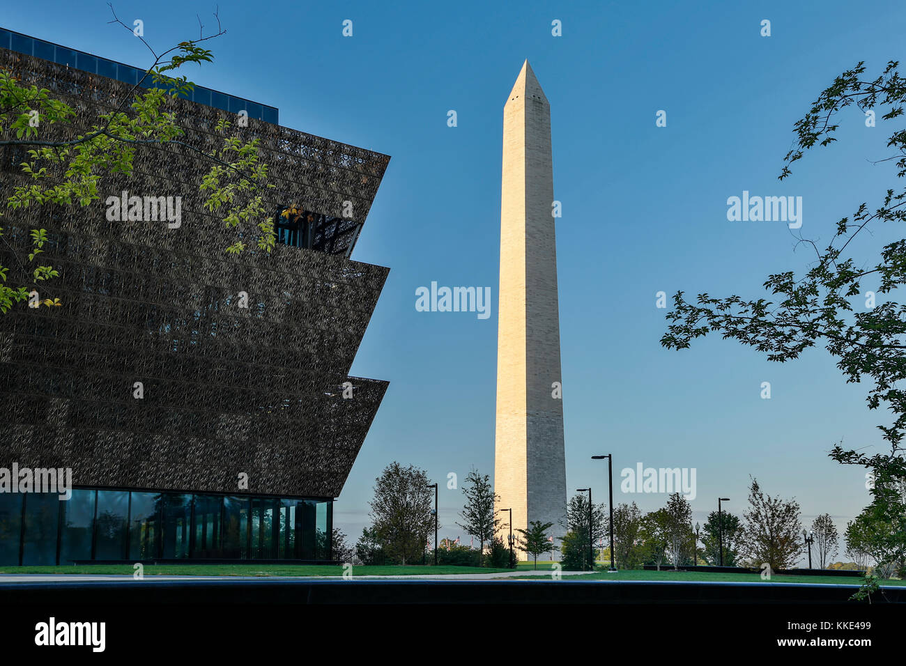 Lo Smithsonian National Museum of African American Storia e cultura (sinistra) e il Monumento a Washington, Washington, Distretto di Columbia USA Foto Stock