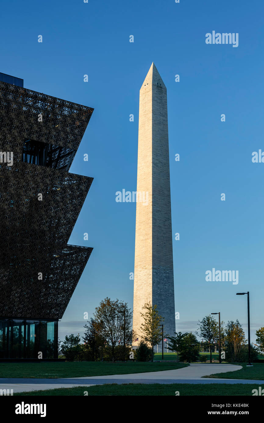 Lo Smithsonian National Museum of African American Storia e cultura (sinistra) e il Monumento a Washington, Washington, Distretto di Columbia USA Foto Stock