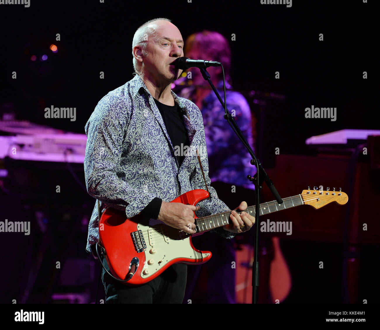 ATLANTA, GA - 24 OTTOBRE: (Embargo fino al 15 novembre 2015) Mark Knopfler si esibisce al Chastain Park Amphitheatre il 24 ottobre 2015 ad Atlanta Georgia People: Mark Knopfler Foto Stock