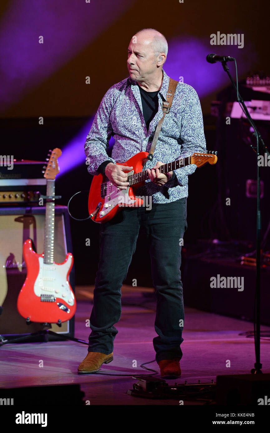 Atlanta, GA - 24 ottobre: (è sotto embargo fino a novembre 15, 2015) mark knopfler suona presso il parco chastain anfiteatro sul ottobre 24, 2015 in atlanta in Georgia persone: mark knopfler Foto Stock