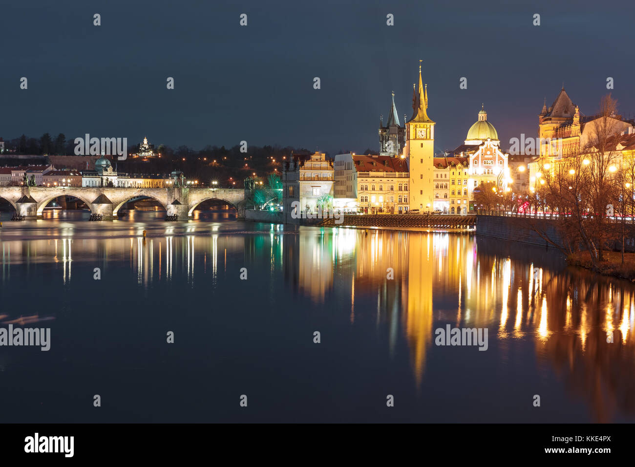 Il fiume Moldava e la città vecchia di notte a Praga Foto Stock