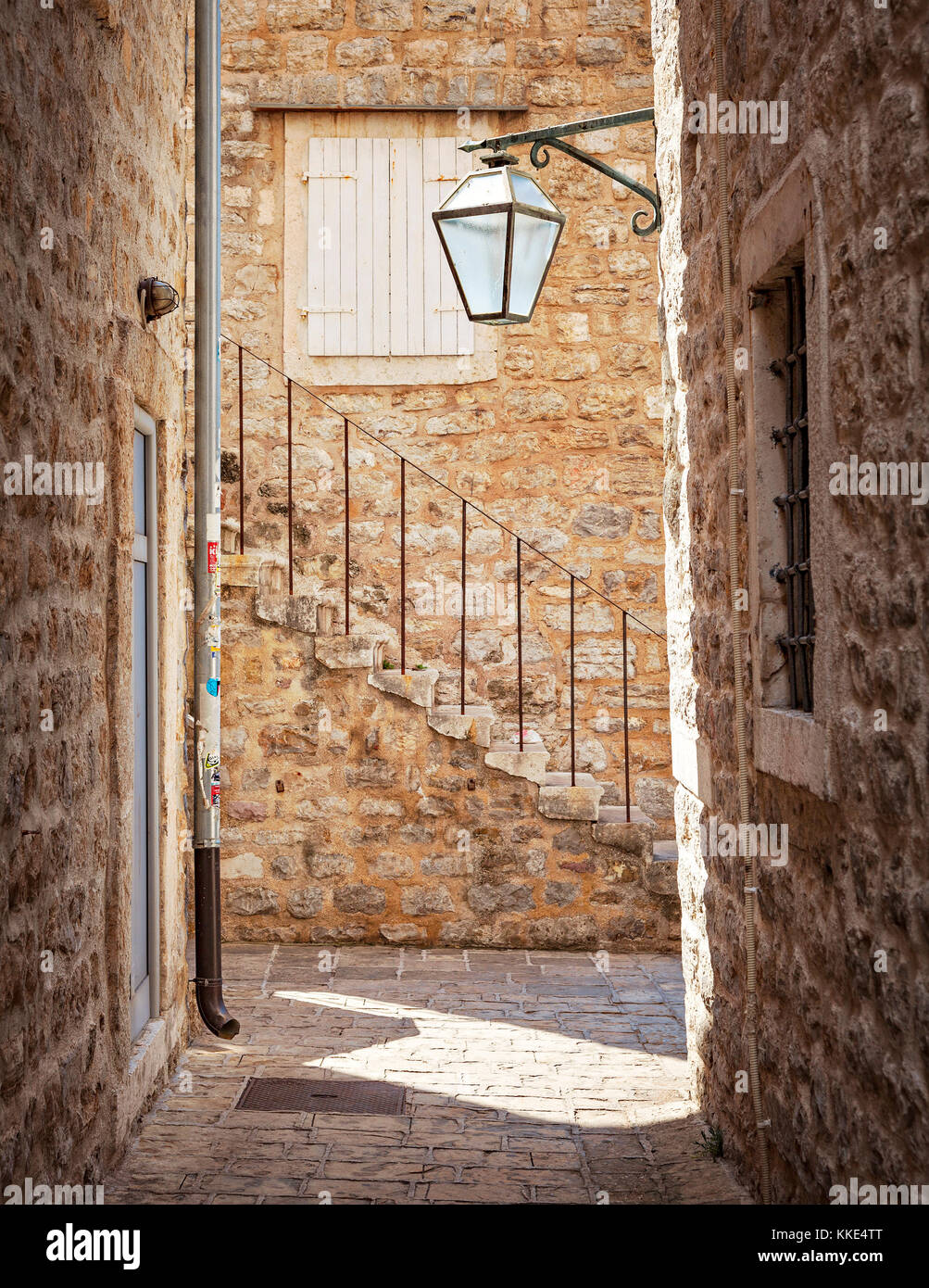 Strada stretta viuzza in budva old town, Montenegro. Foto Stock