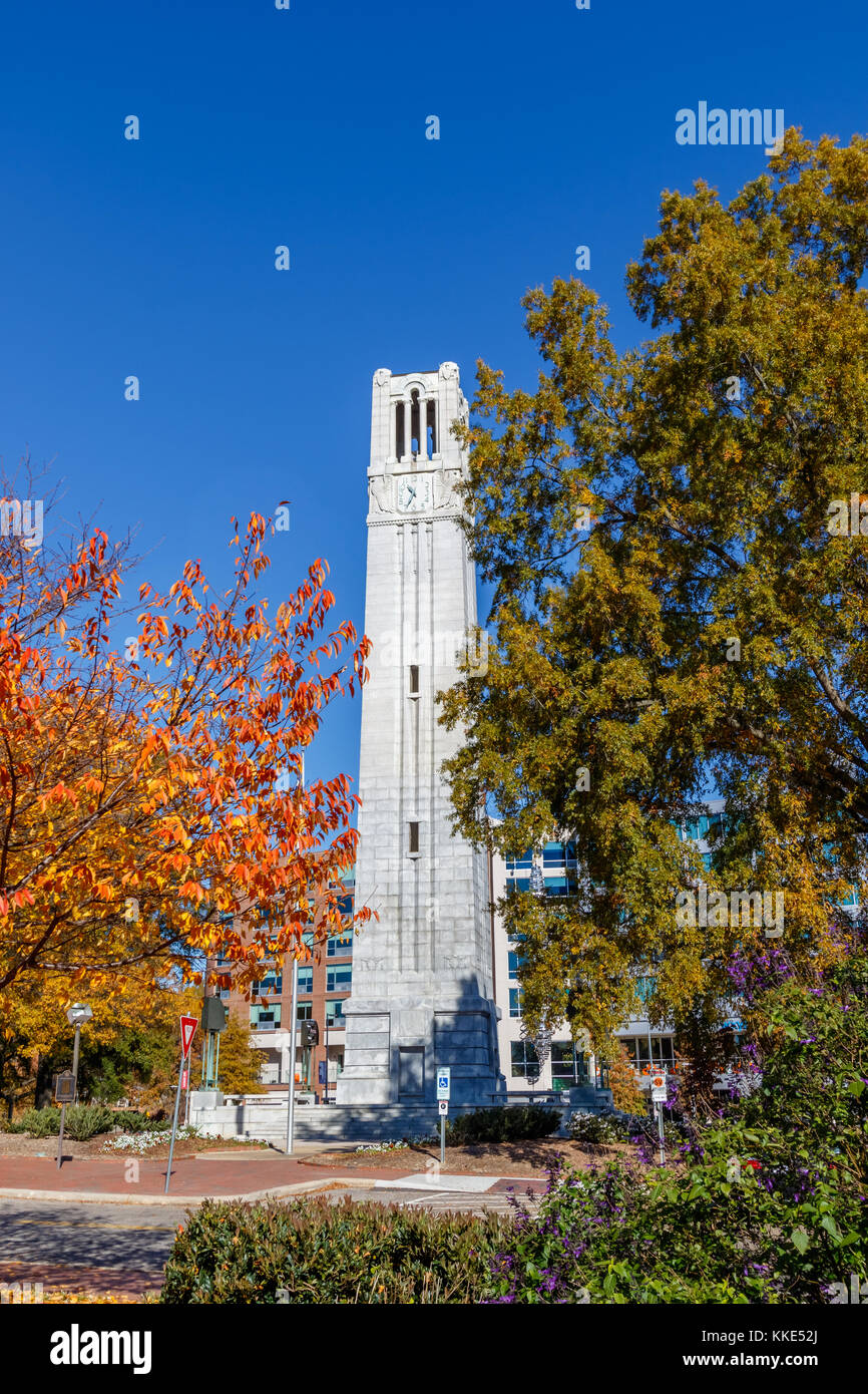 Raleigh, NC, Stati Uniti d'America - 24 novembre: memorial campanile il 24 novembre 2017 presso la North Carolina State University in Raleigh, North Carolina. Foto Stock