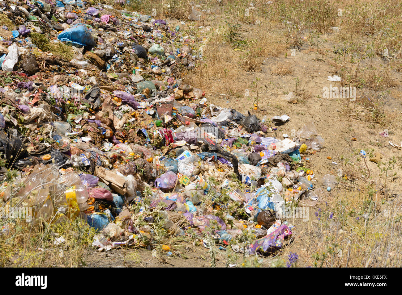 Rifiuti gettati su un sito Foto Stock