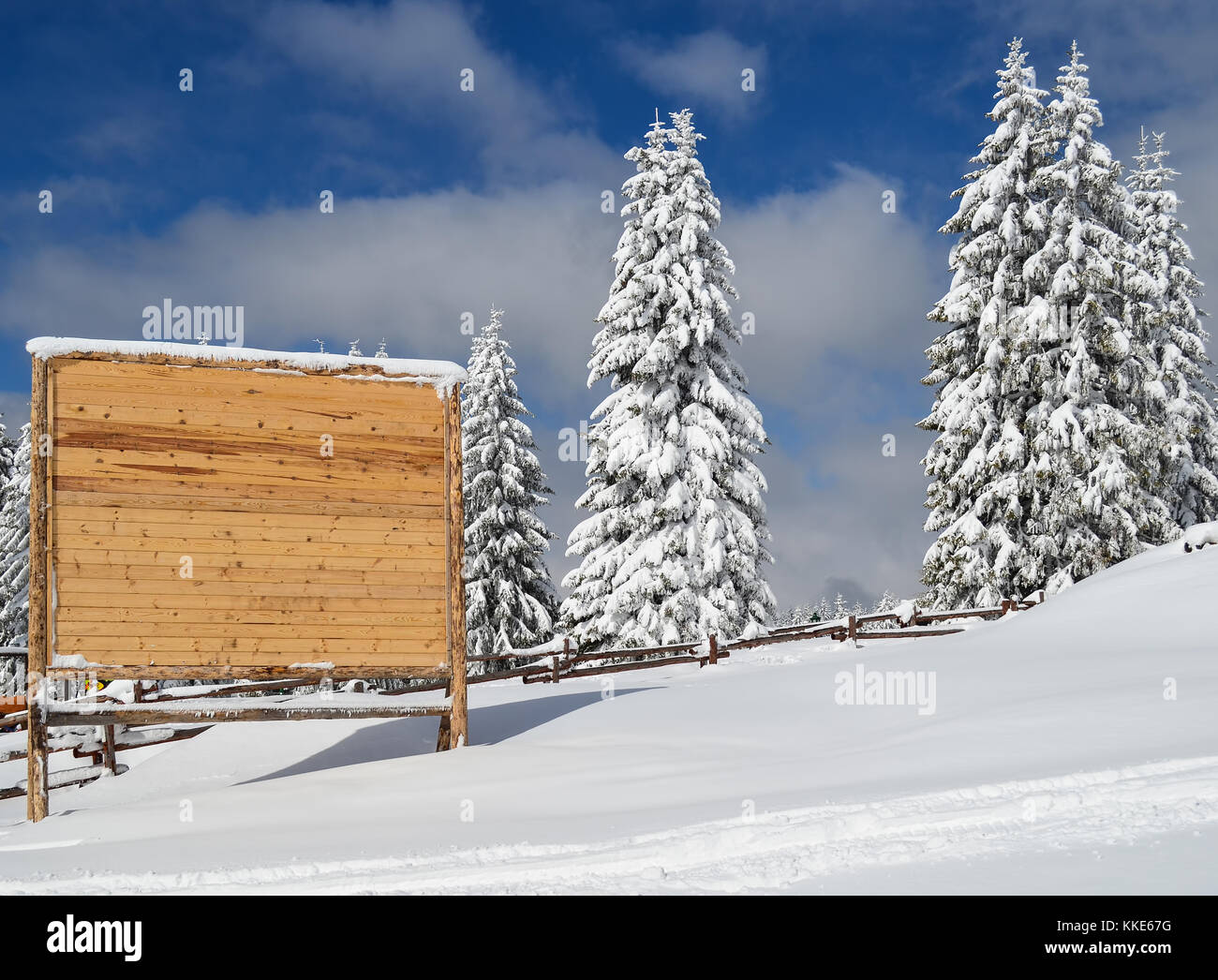Grande vuoto Tabellone in legno in montagna in inverno il paesaggio, orientamento orizzontale Foto Stock