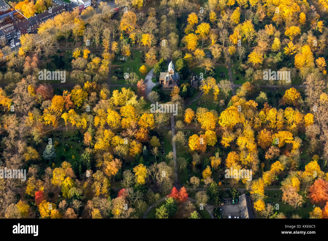 Cimitero di Sternbuschweg, cappella del cimitero, cimitero d'autunno, fogliame d'autunno, Duisburg, Zona della Ruhr, Renania settentrionale-Vestfalia, Germania, Duisburg, zona della Ruhr, N Foto Stock