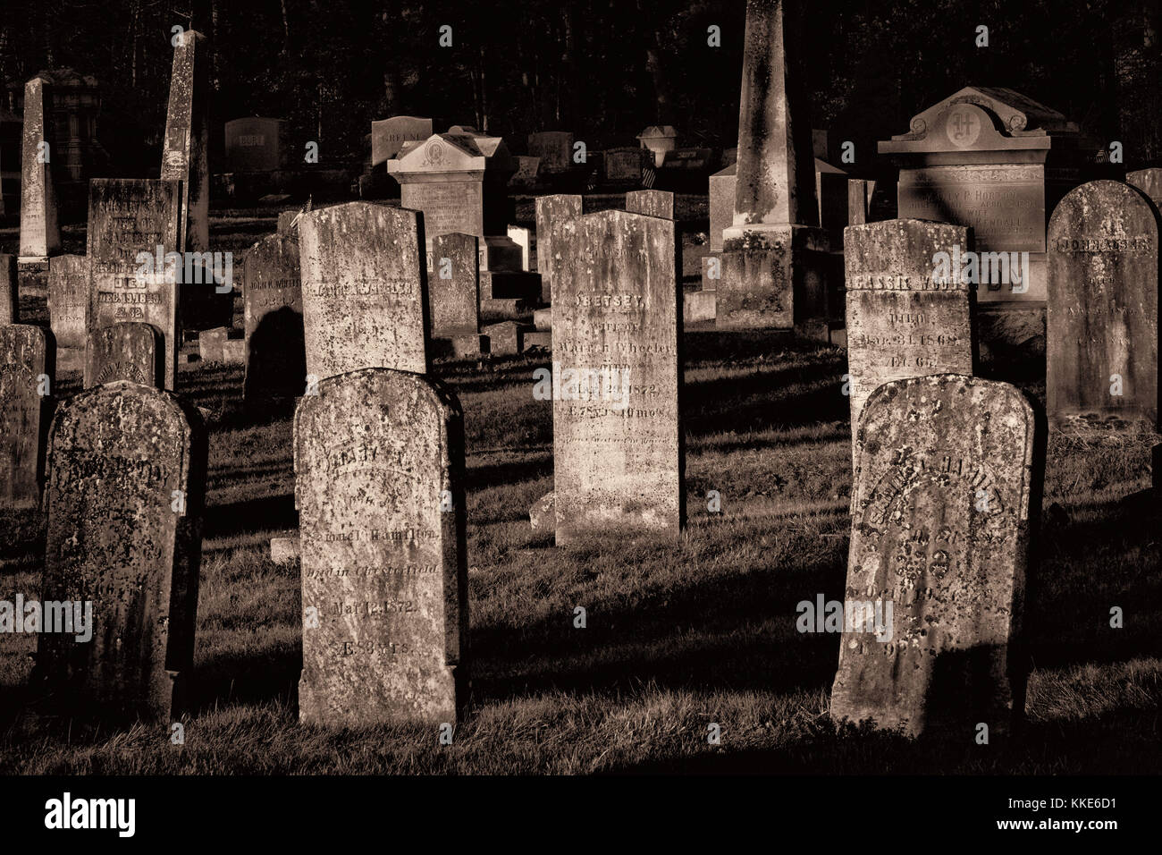 Vecchie lapidi stare insieme in una storica New England cimitero. Foto Stock