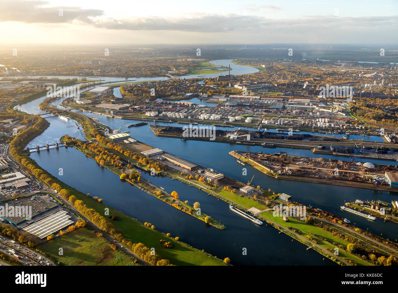 Duisport, vista sul porto, sul canale Reno-Herne e sulla Ruhr, sul Reno,  sull'estuario della
