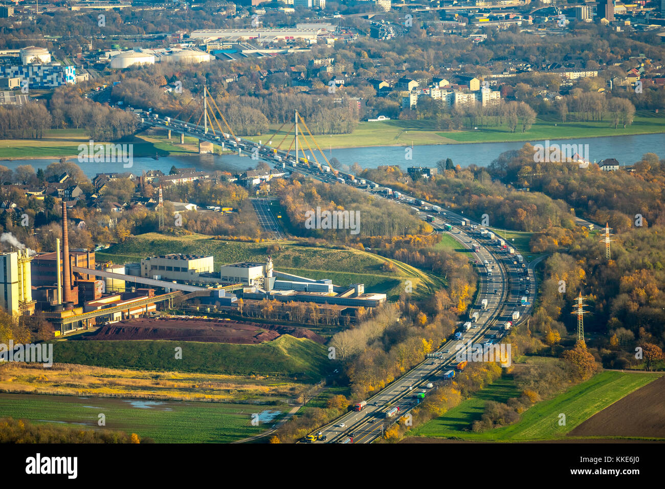 A40 Ponte sul Reno Neuenkamp vicino a Duisburg, autostrada A40, Ruhrschnellweg, Duisburg, Ruhr, Renania Settentrionale-Vestfalia, Germania, Duisburg, Ruhr, NOR Foto Stock