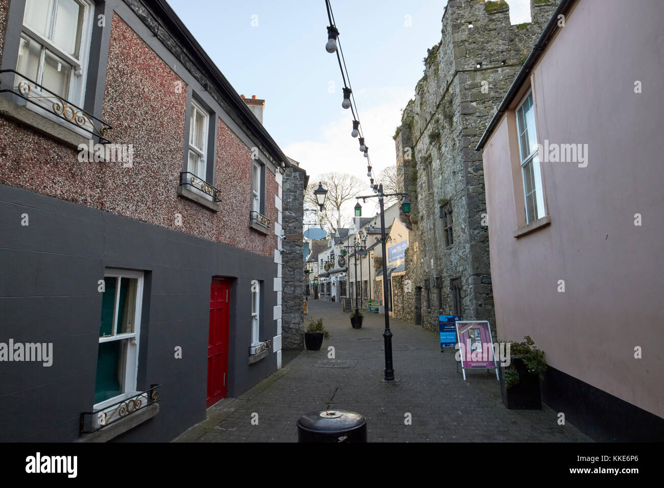 Stretto tholsel storico street layout medievale carlingford County Louth Repubblica di Irlanda Foto Stock
