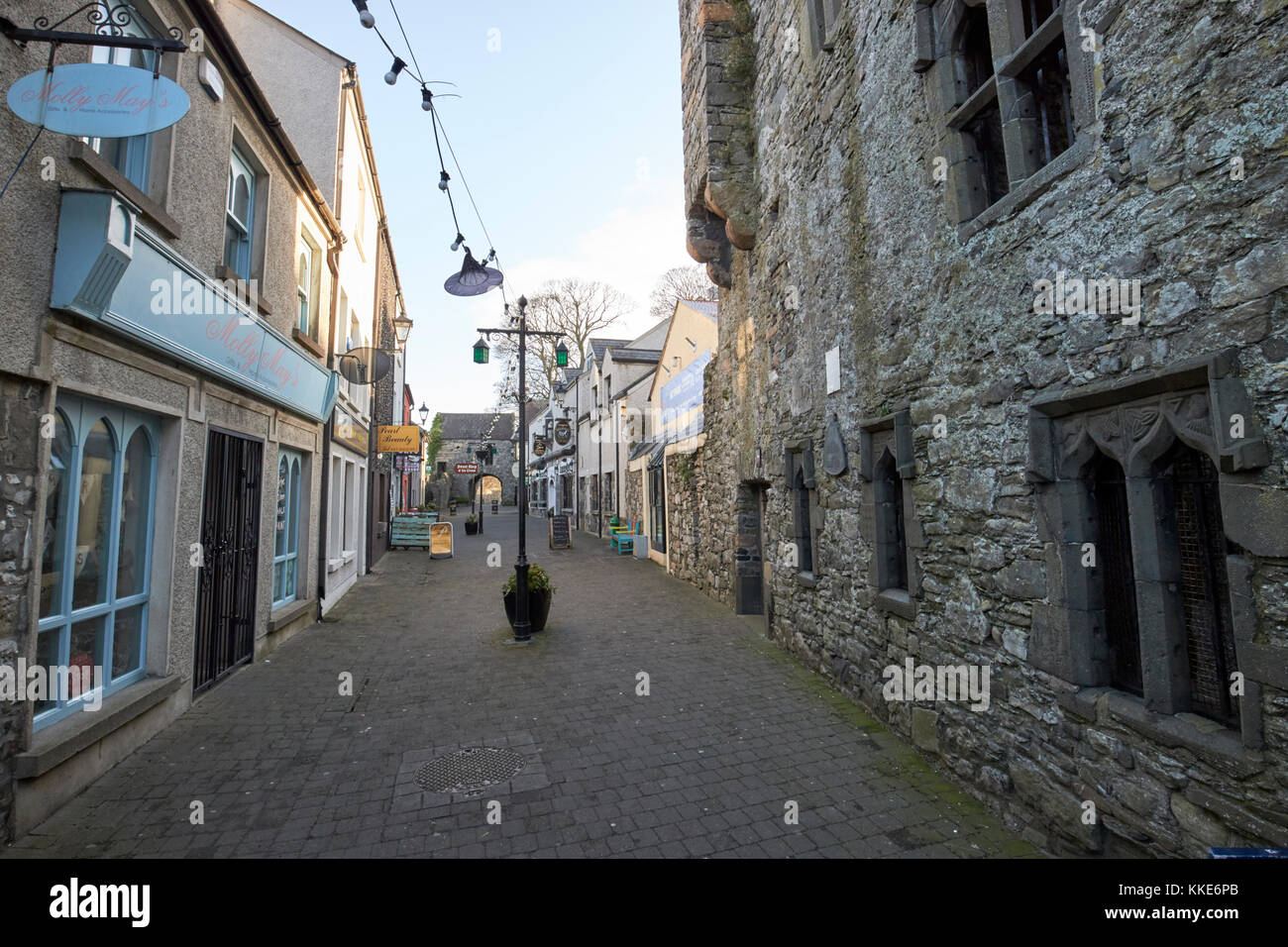 Stretto tholsel storico street presso la zecca che conduce al gate tholsel layout medievale carlingford County Louth Repubblica di Irlanda Foto Stock
