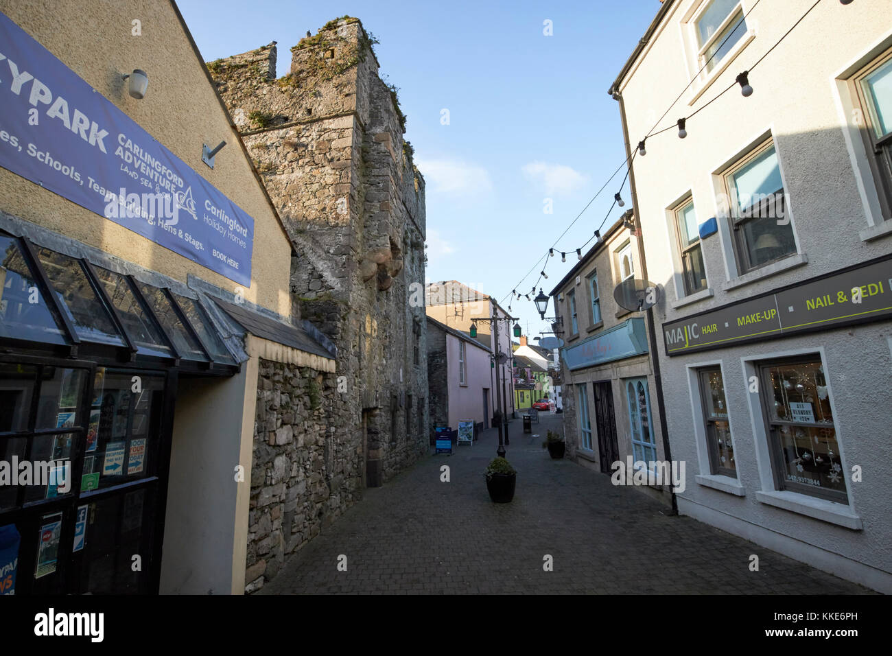 Stretto tholsel storico street presso la zecca layout medievale carlingford County Louth Repubblica di Irlanda Foto Stock