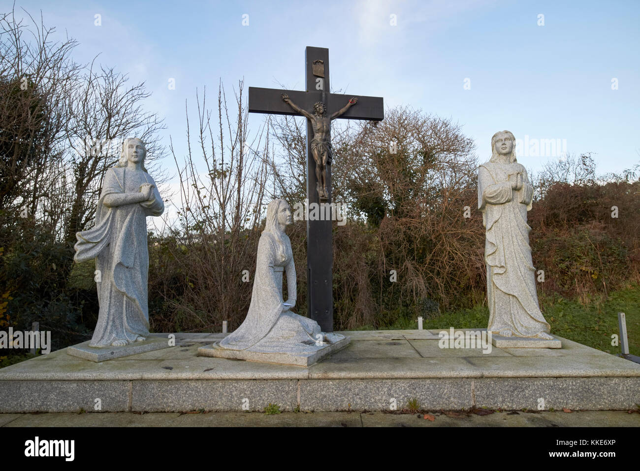 Crocifisso e brigid statua santuario st brigids santuario County Louth Repubblica di Irlanda Foto Stock