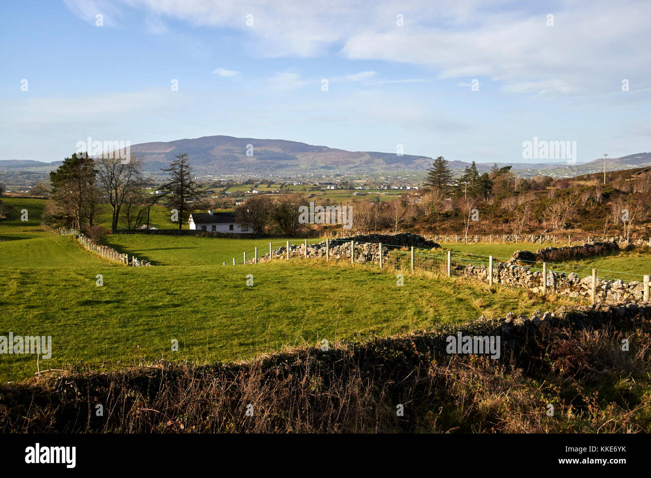 La vista da flagstaff collina sopra il paese di confine sud della contea di Armagh nell'Irlanda del nord e la contea di Louth in Repubblica di Irlanda (a sinistra) Foto Stock