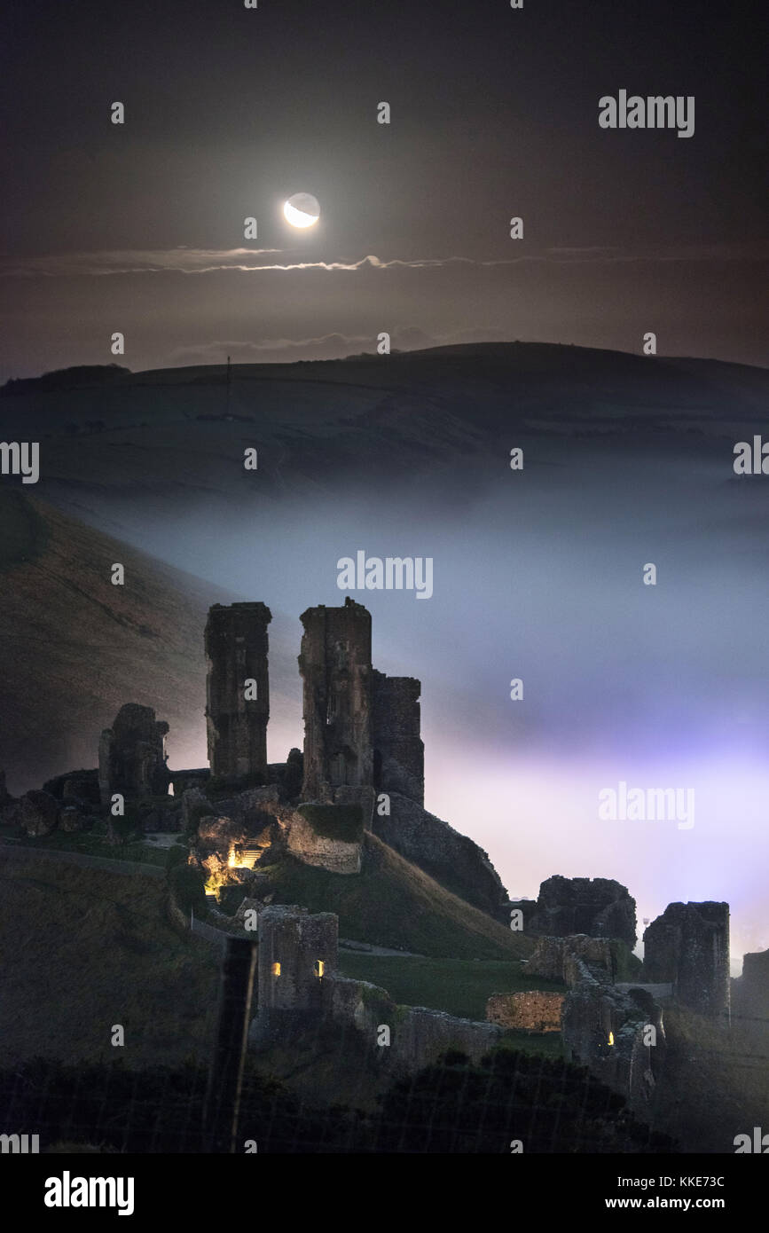 Corfe Castle nebbia e moonlight dorset Foto Stock