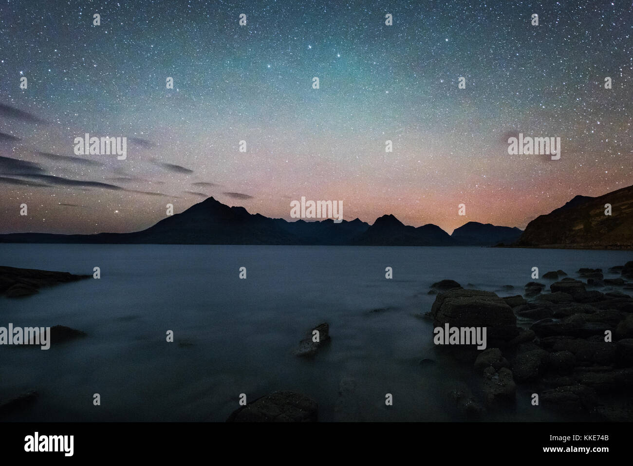 Il cielo di notte oltre i cullins da elgol sull'isola di Skye Foto Stock