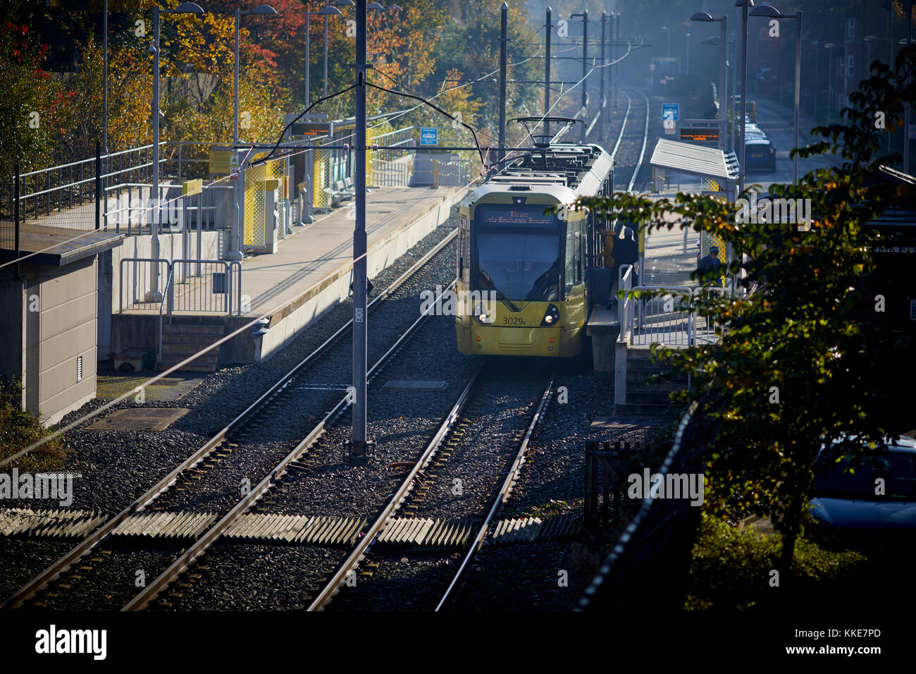 Autunno Metrolink classe M5000 light rail veicolo passeggeri lasciando Didsbury villaggi School Lane station Foto Stock