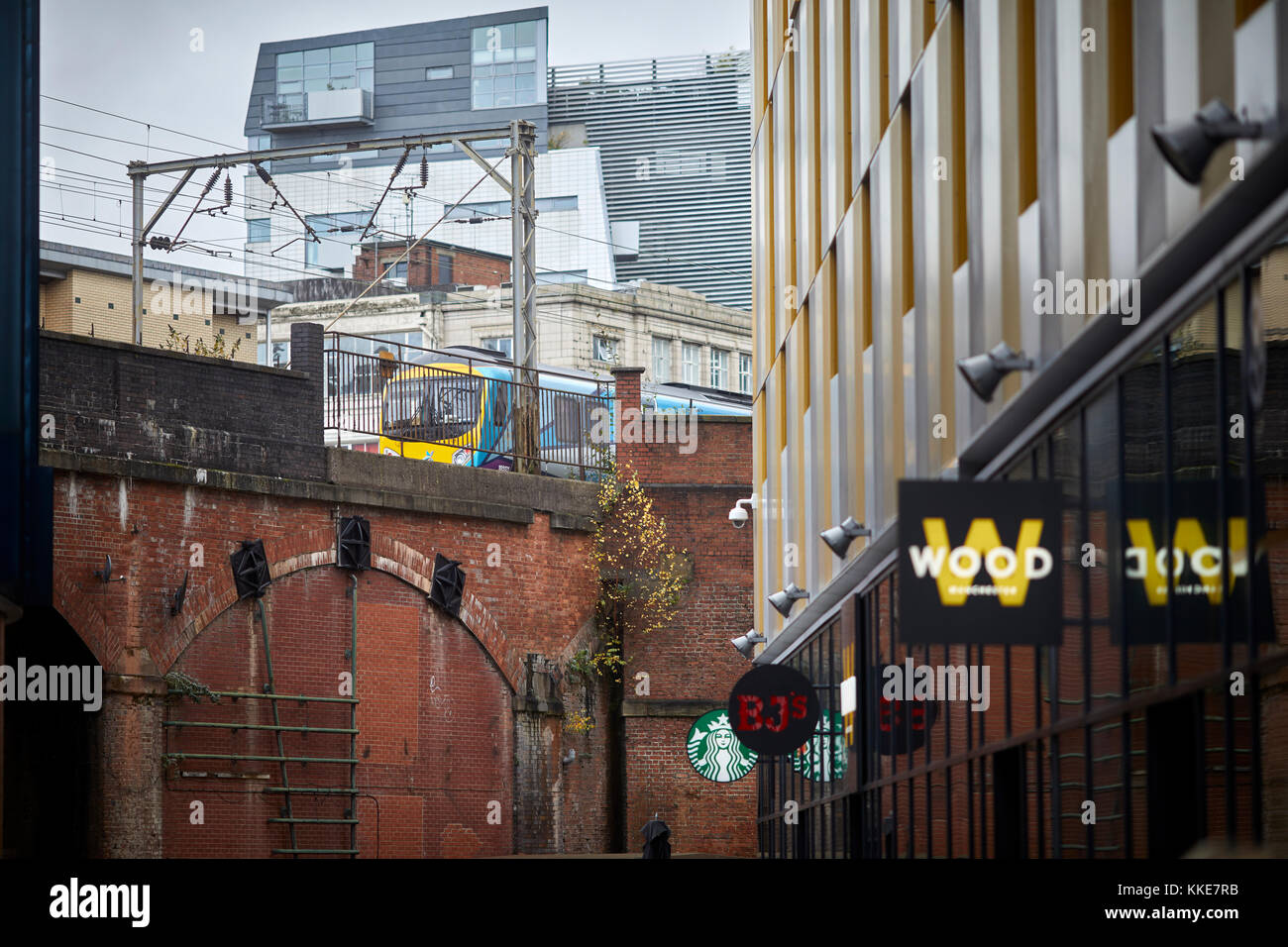 Northern treni pendolari ferroviari archi elevata alla prima strada Foto Stock