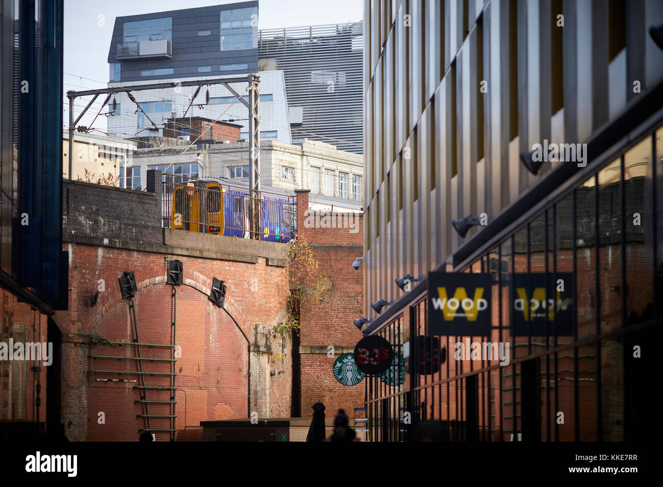 Northern treni pendolari ferroviari archi elevata alla prima strada Foto Stock