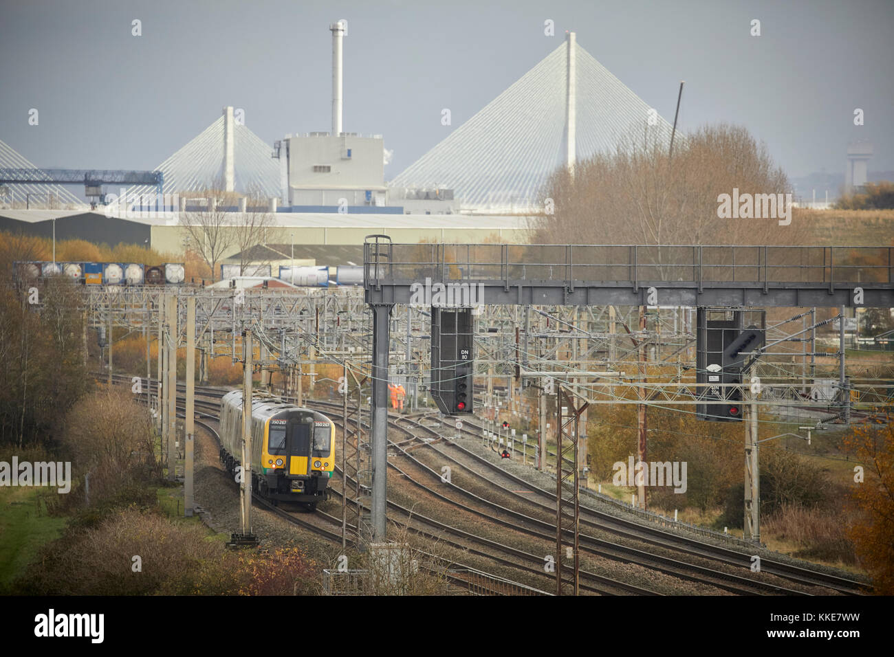 La British Rail Class 350 Desiro elettrico unità multiple costruito da Siemens London Midland Liverpool a Birmingham servizio pendolare a Runcorn Foto Stock