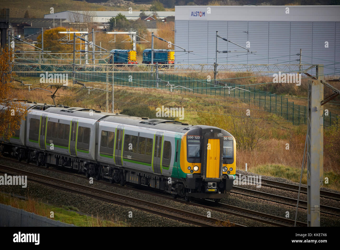 La British Rail Class 350 Desiro elettrico unità multiple costruito da Siemens London Midland Liverpool a Birmingham servizio pendolare a Runcorn Foto Stock