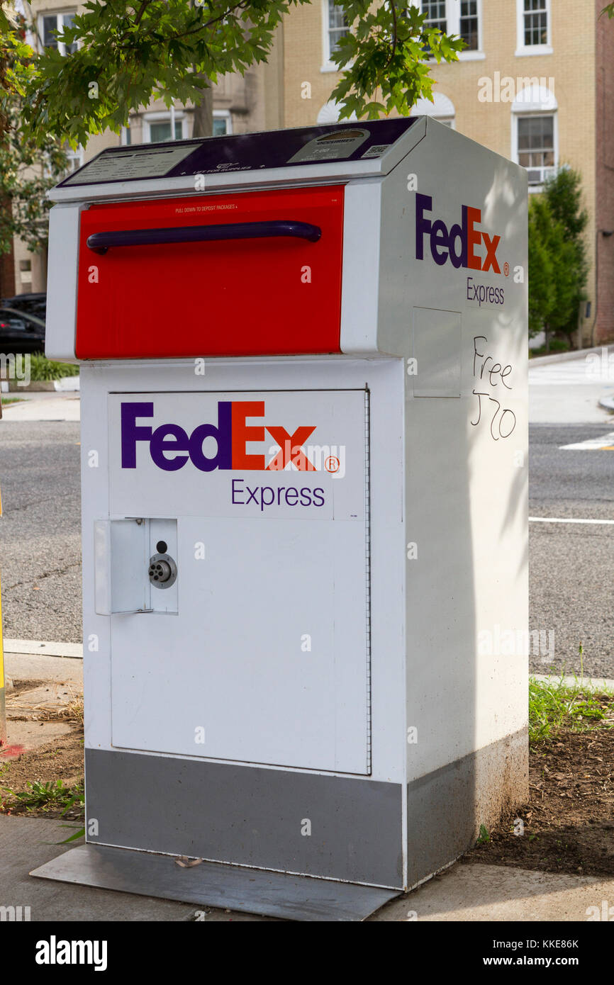 FedEx Express posta sul ciglio della strada cassetta di raccolta su un angolo di strada in Embassy Row, Washington DC, Stati Uniti. Foto Stock