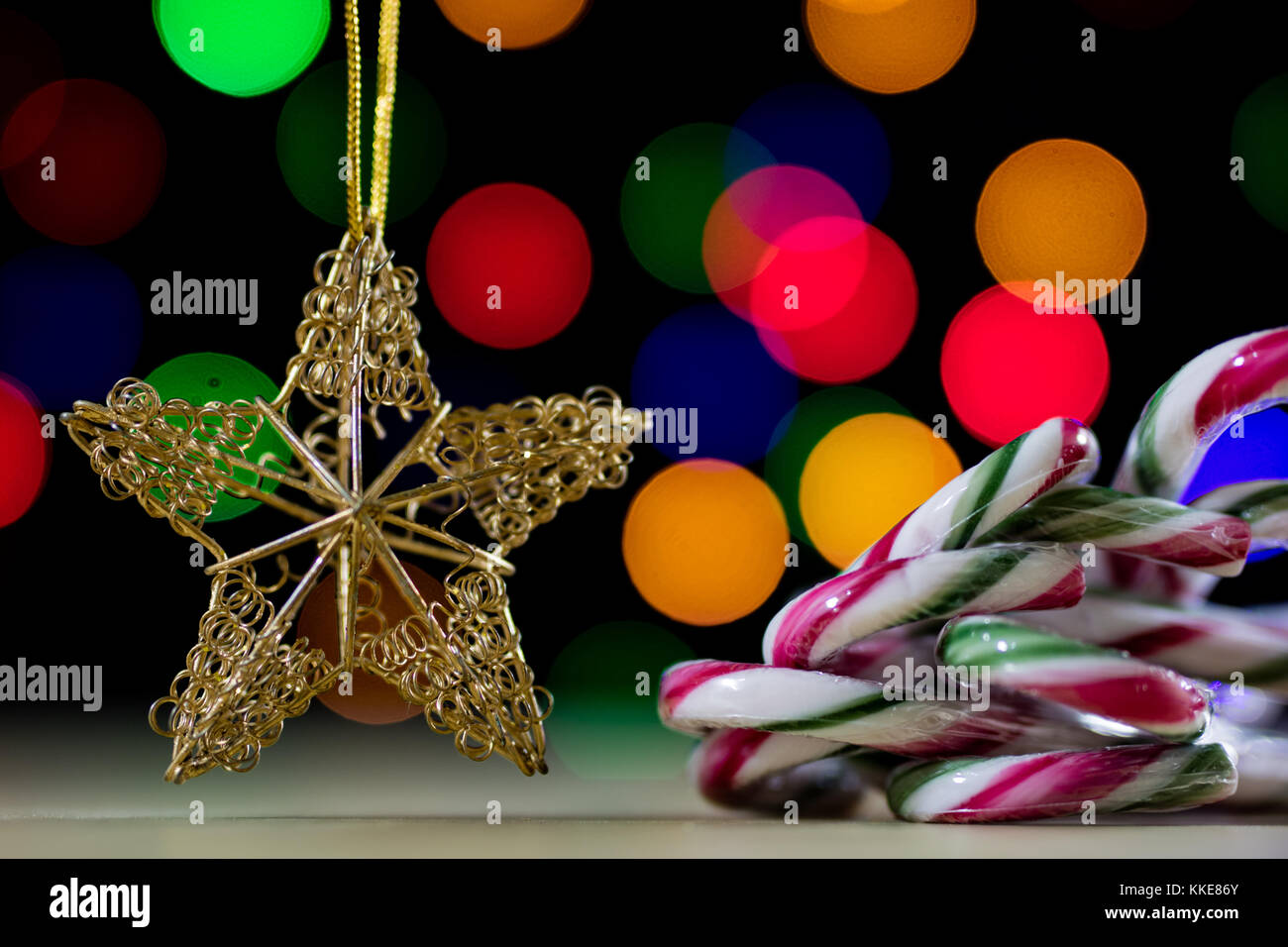 Un celebrativo stella di natale su un tavolo di legno. le decorazioni di Natale sullo sfondo di luci di Natale.Sfondo nero Foto Stock