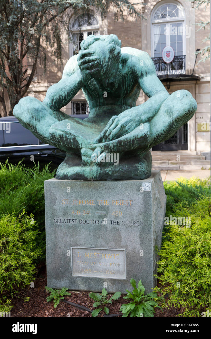 La scultura di San Girolamo il sacerdote dalla scultore croato Ivan Meštrović in Embassy Row, Washington DC, Stati Uniti. Foto Stock