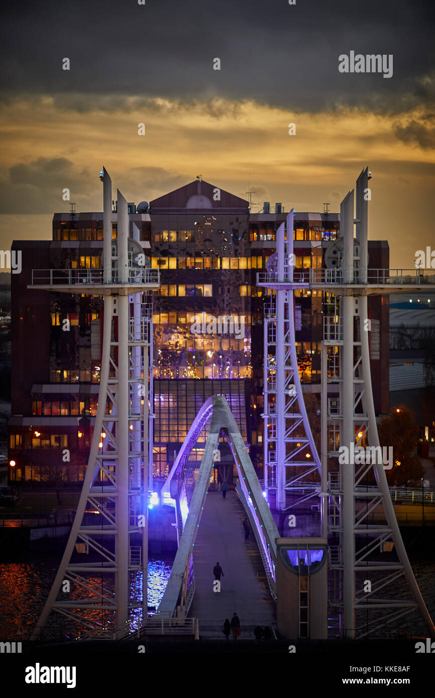 Quay House e Millennium Bridge a MediacityUK Salford Quays bacini area di rigenerazione in gtr manchester Foto Stock