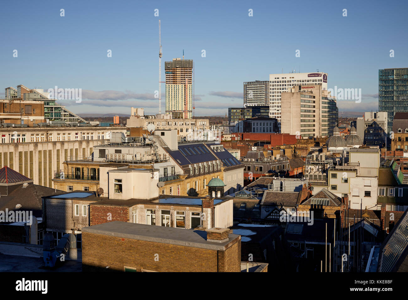 Il centro città di Manchester Town skyline sui tetti degli uffici in Salford Foto Stock