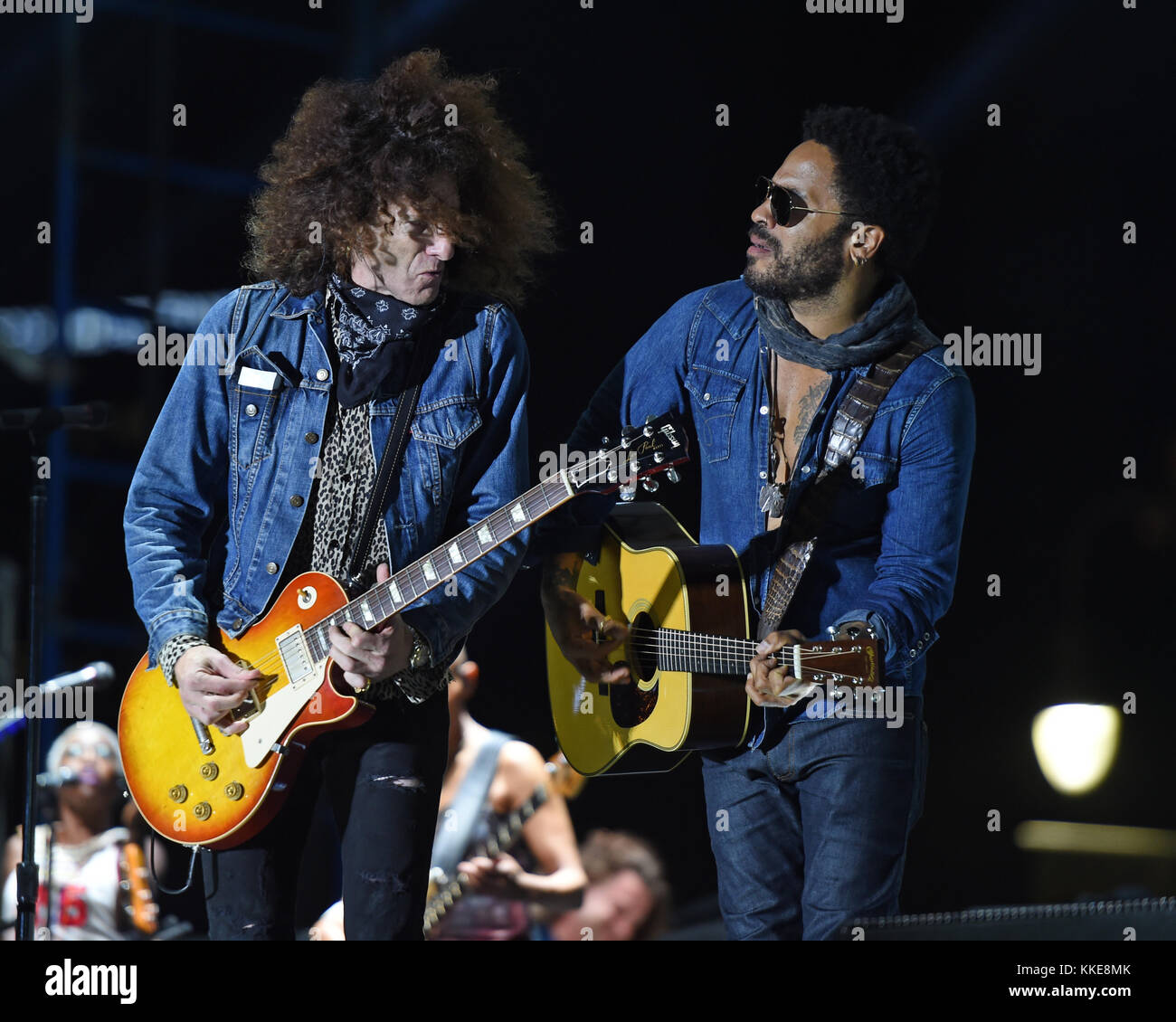 WEST PALM BEACH - 29 APRILE: Lenny Kravitz si esibisce durante il Sunfest il 29 aprile 2015 a West Palm Beach, Florida. Persone: Craig Ross, Lenny Kravitz Foto Stock