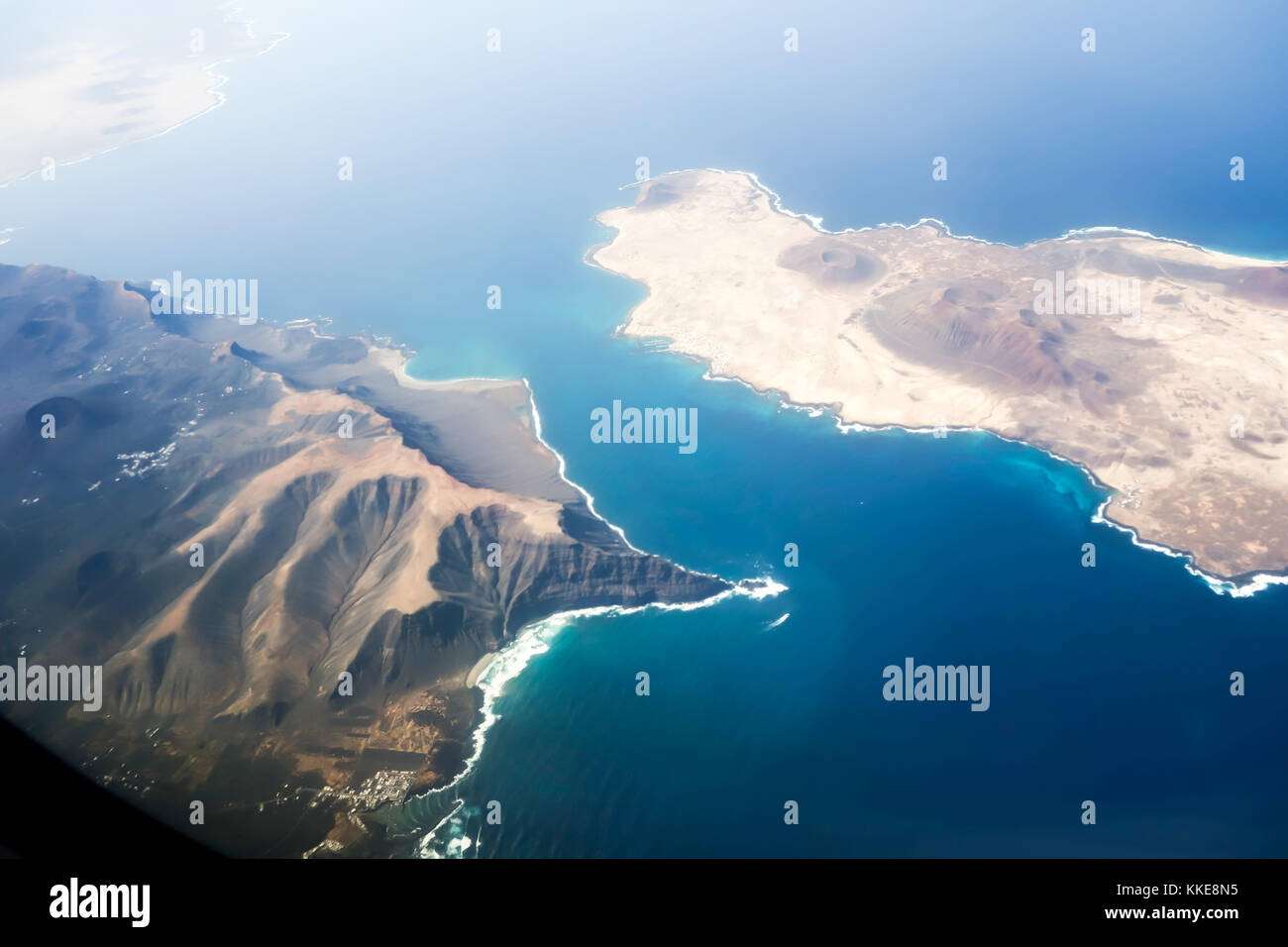 LANZAROTE, Spagna-11th Nov 2017: le scogliere di Mirador del Rio si affaccia sull'isola di La Graciosa Foto Stock