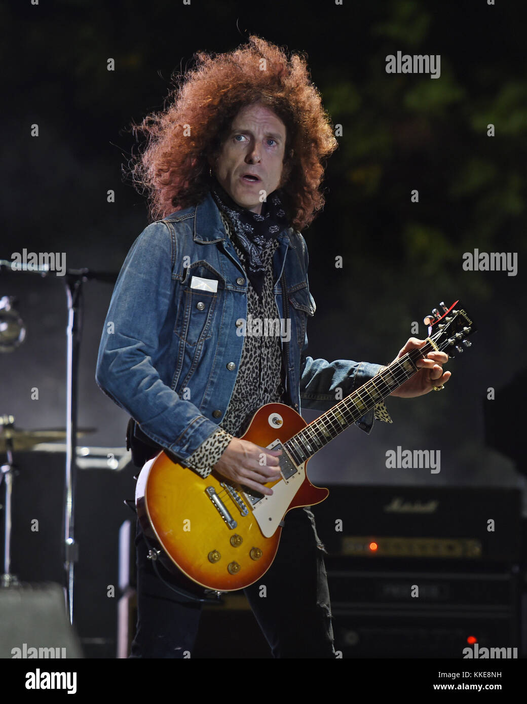 WEST PALM BEACH - 29 APRILE: Lenny Kravitz si esibisce durante il Sunfest il 29 aprile 2015 a West Palm Beach, Florida. Persone: Craig Ross Foto Stock