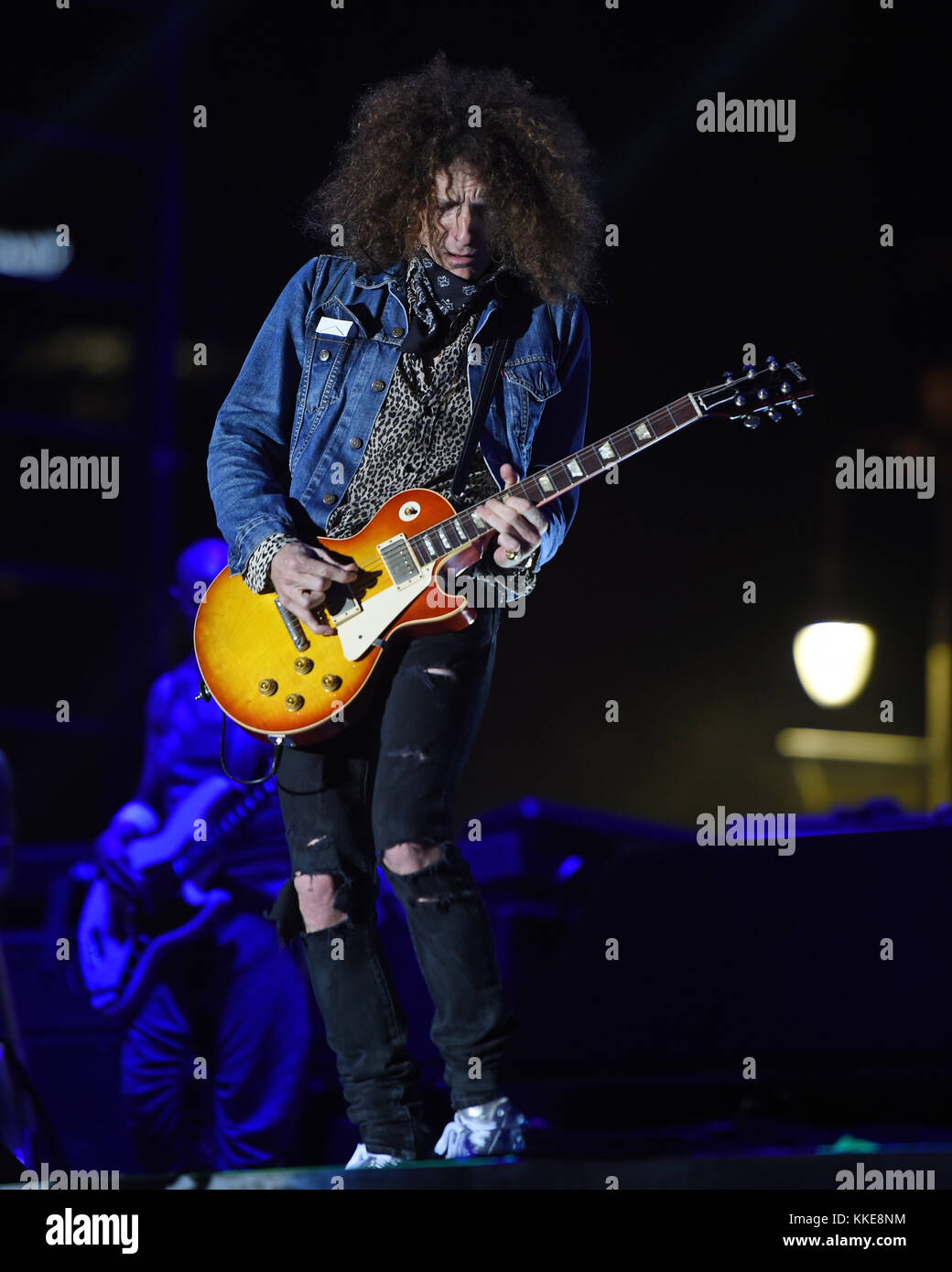 WEST PALM BEACH - 29 APRILE: Lenny Kravitz si esibisce durante il Sunfest il 29 aprile 2015 a West Palm Beach, Florida. Persone: Craig Ross Foto Stock