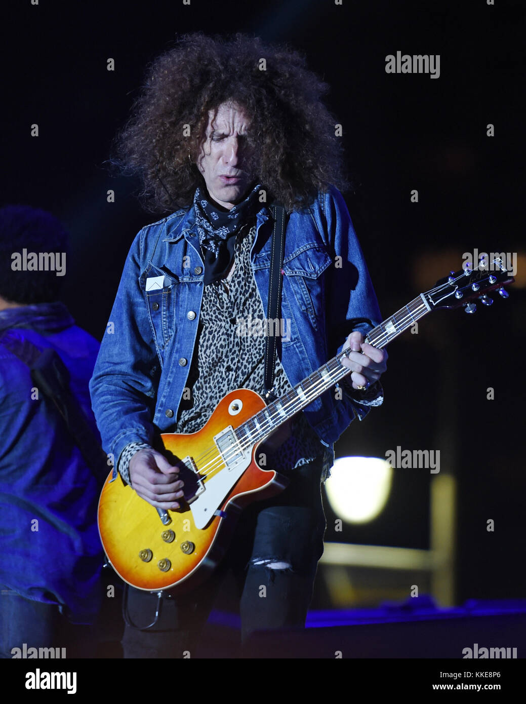 WEST PALM BEACH - 29 APRILE: Lenny Kravitz si esibisce durante il Sunfest il 29 aprile 2015 a West Palm Beach, Florida. Persone: Craig Ross Foto Stock