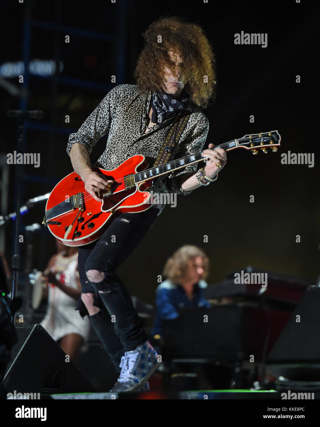 WEST PALM BEACH - 29 APRILE: Lenny Kravitz si esibisce durante il Sunfest il 29 aprile 2015 a West Palm Beach, Florida. Persone: Craig Ross Foto Stock