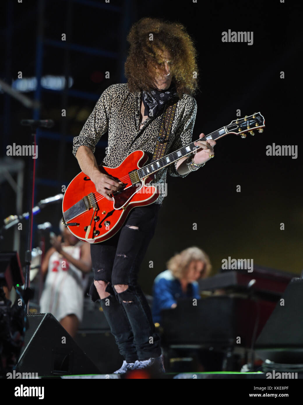 WEST PALM BEACH - 29 APRILE: Lenny Kravitz si esibisce durante il Sunfest il 29 aprile 2015 a West Palm Beach, Florida. Persone: Craig Ross Foto Stock