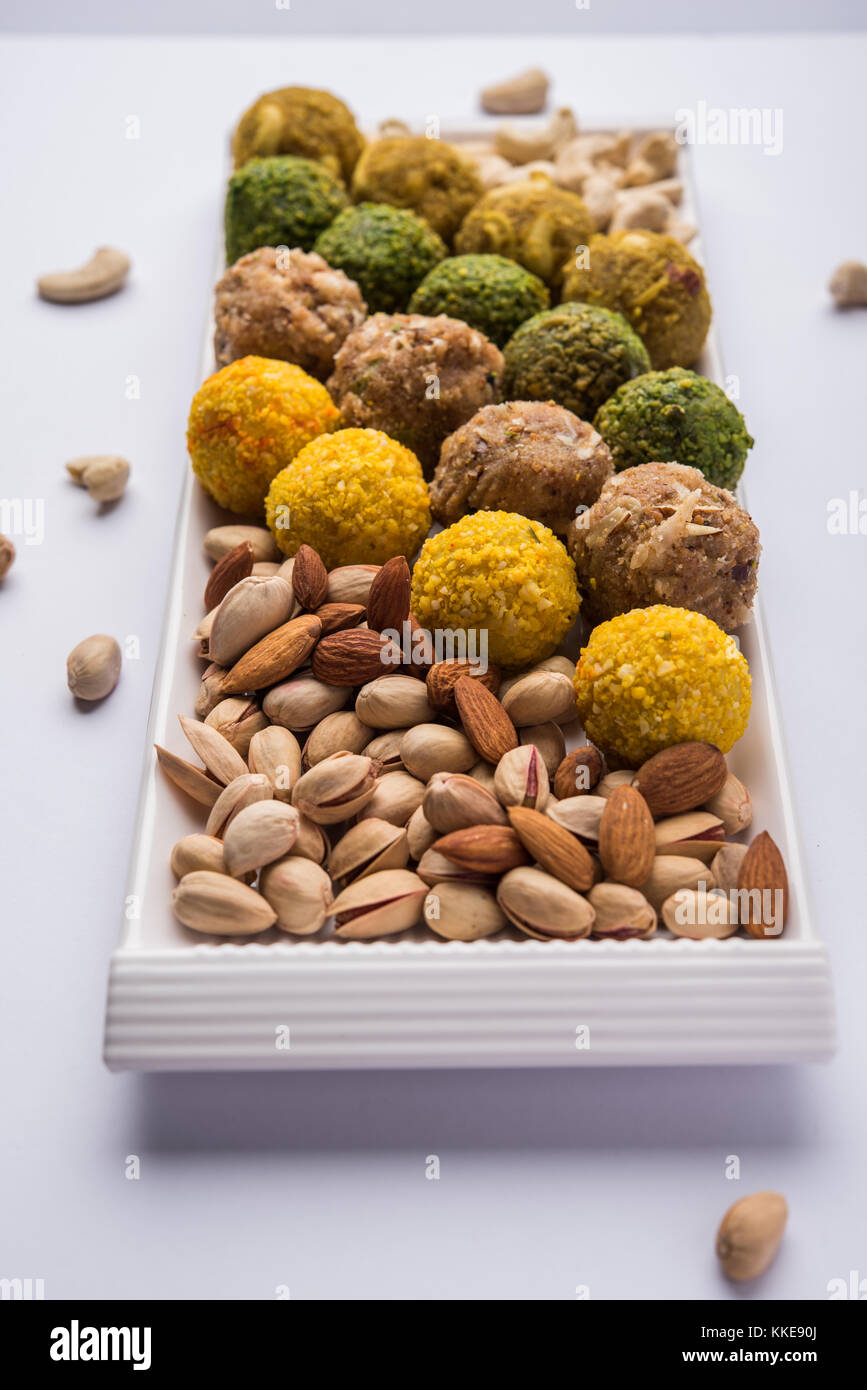 Date le sfere di fiocchi d'avena / no cuocere i morsi di energia / zafferano, pistacchio, gomma, anacardi e altra frutta secca laddu compresi dink o dinkache ladoo o gomma commestibili Foto Stock