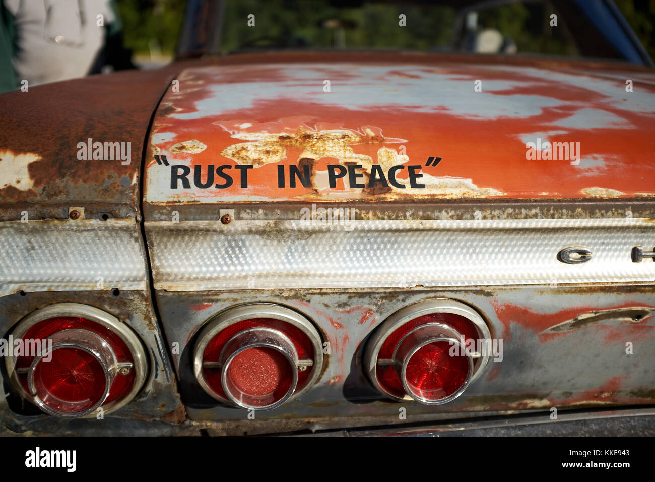 Vecchia ruggine vintage chevrolet con testo divertente impresse su sportello del bagagliaio - ruggine in pace - in una vista ravvicinata Foto Stock