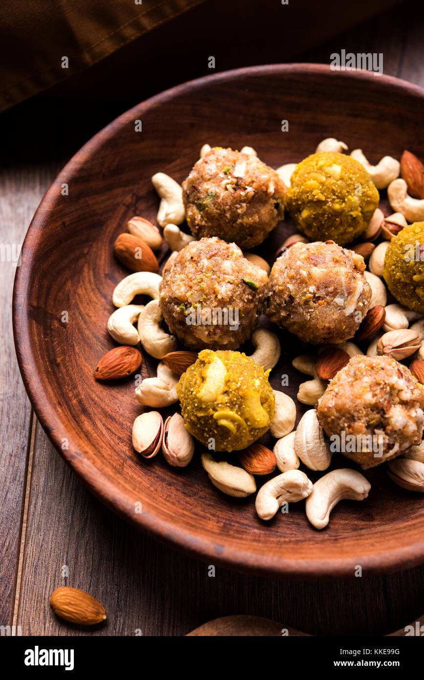 Date le sfere di fiocchi d'avena / no cuocere i morsi di energia / zafferano, pistacchio, gomma, anacardi e altra frutta secca laddu compresi dink o dinkache ladoo o gomma commestibili Foto Stock