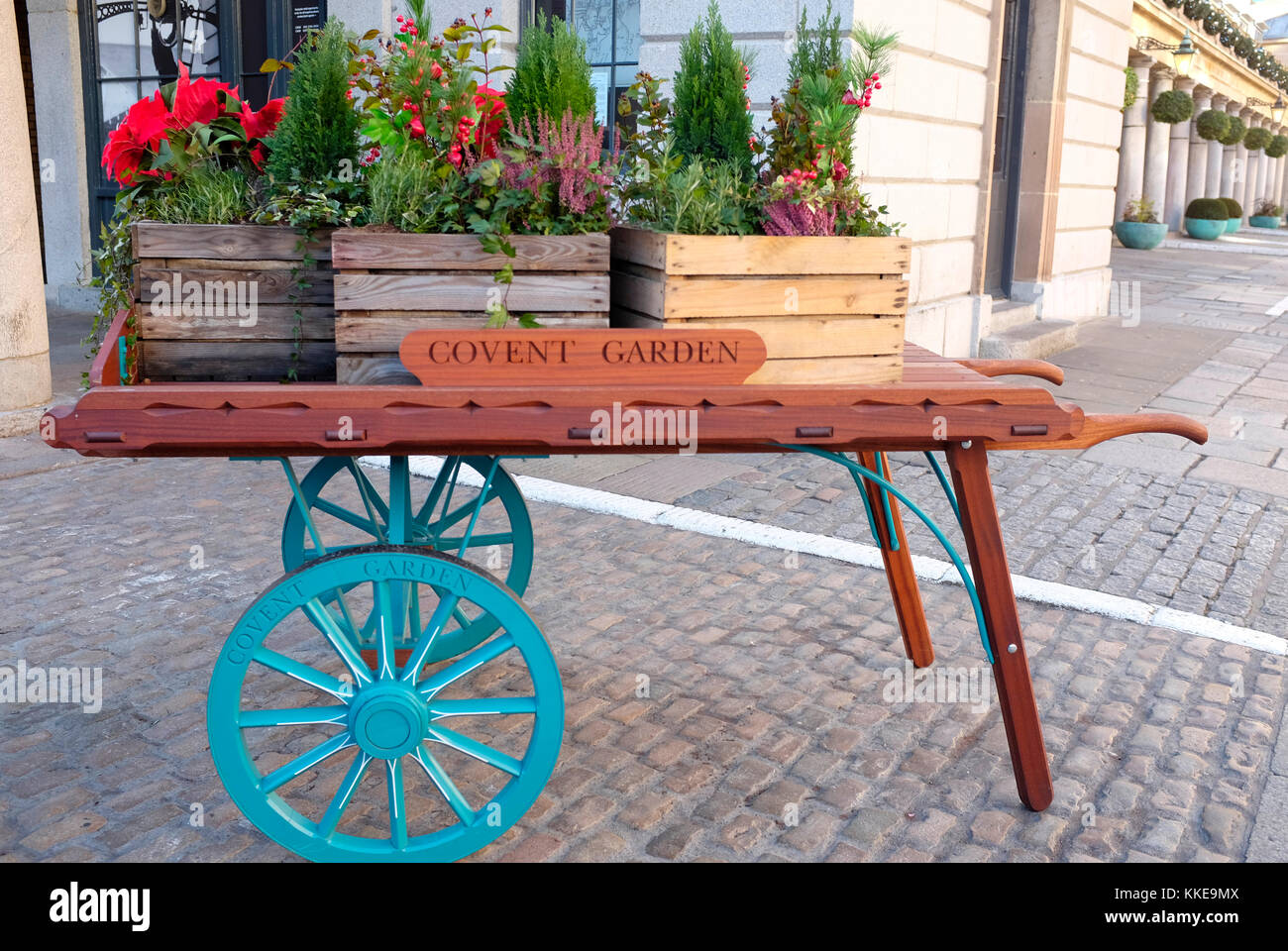 Mercato di Covent Garden Visualizza carrello ed il cestello, London, England, Regno Unito Foto Stock