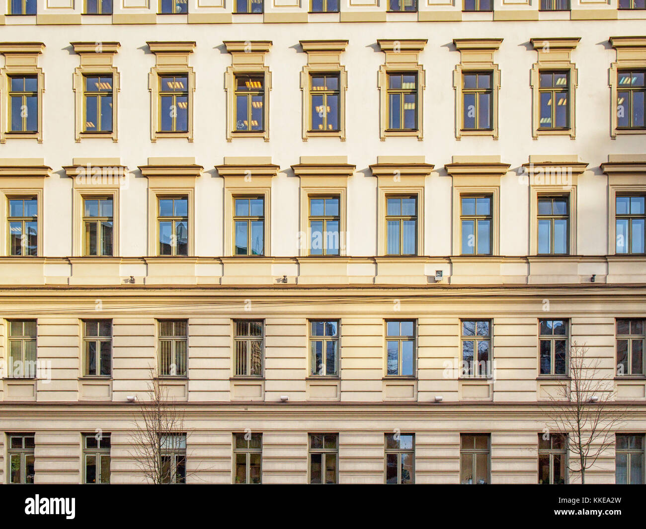 Facciata con finestre del classicismo sovietica stile in Vilnius Foto Stock