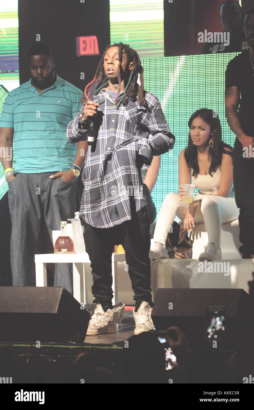 Fort Lauderdale, FL - marzo 23: uno di Lil Wayne's guardie del corpo waded attraverso la folla a una florida mostra primi domenica e adorna di un ventilatore che aveva evidentemente segnare il rapper, un nuovo video mostra il 32-anno-vecchio hip hop stella apparve a singolo fuori il barbuto giovane show-goer prima del feroce attentato alla rivoluzione live in Fort Lauderdale, il broward-palm beach new i tempi riportati. Il 23 marzo 2015 a Fort Lauderdale, Florida. persone: Lil Wayne Foto Stock