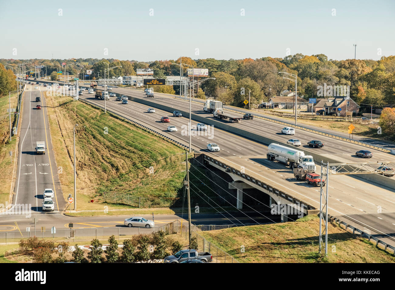 Interstate 85 con traffico a mezzogiorno che attraversa Montgomery, Alabama USA, con una lunga rampa di uscita e una strada di superficie che passa sotto un cavalcavia. Foto Stock