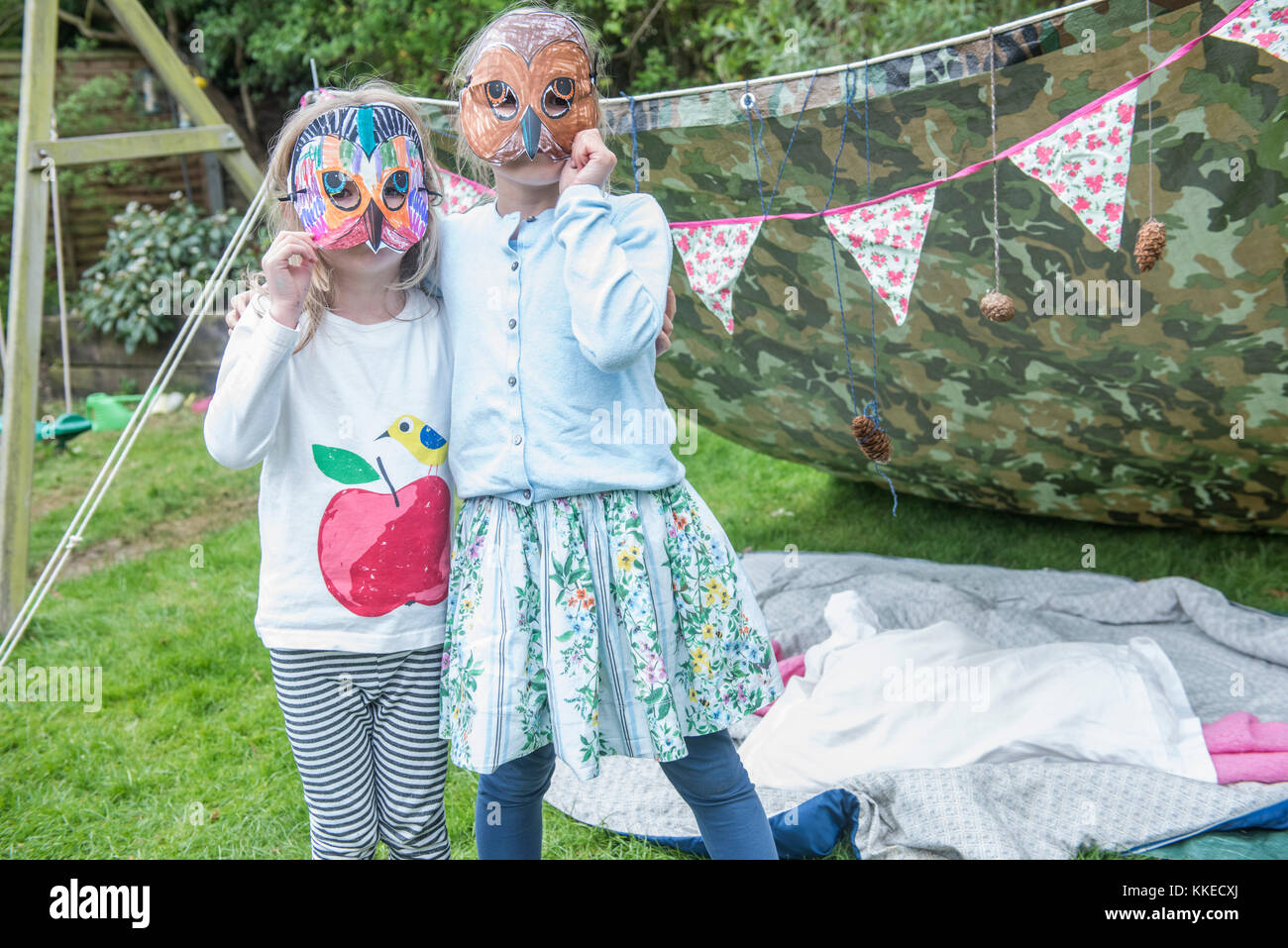 Big wild sleepout caso pix . immagini di giovani ragazzi/ i bambini e i genitori nel loro giardino sul retro da circa la metà del pomeriggio fino a tarda sera-tempo, godendo di attività, come ad esempio fare un den, guardando i bug, mettendo fuori il cibo per cani per il riccio, di tostatura marshmallows intorno a un falò, falena trappola, cercando per animali notturni. Foto Stock