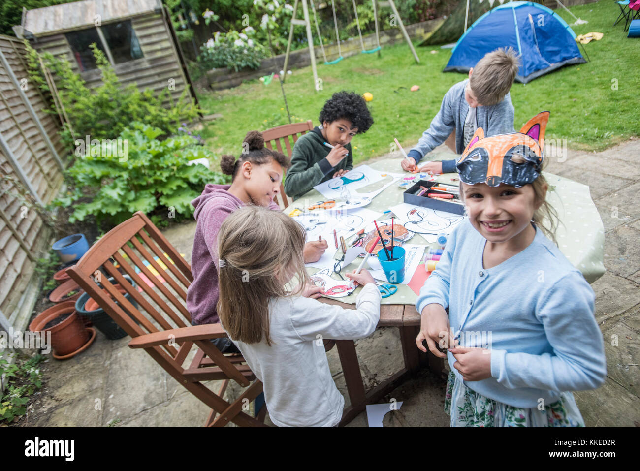 Big wild sleepout caso pix . immagini di giovani ragazzi/ i bambini e i genitori nel loro giardino sul retro da circa la metà del pomeriggio fino a tarda sera-tempo, godendo di attività, come ad esempio fare un den, guardando i bug, mettendo fuori il cibo per cani per il riccio, di tostatura marshmallows intorno a un falò, falena trappola, cercando per animali notturni. Foto Stock