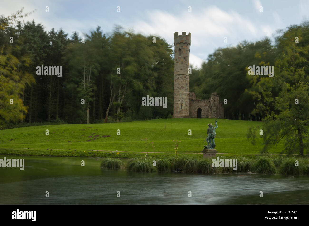 Guardando la torre gotica attraverso il lago con la statua di Nettuno, situato nel lago. Foto Stock