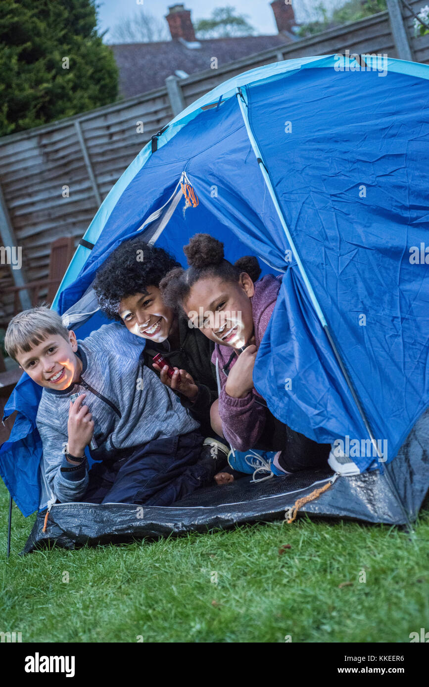 Big wild sleepout caso pix . immagini di giovani ragazzi/ i bambini e i genitori nel loro giardino sul retro da circa la metà del pomeriggio fino a tarda sera-tempo, godendo di attività, come ad esempio fare un den, guardando i bug, mettendo fuori il cibo per cani per il riccio, di tostatura marshmallows intorno a un falò, falena trappola, cercando per animali notturni. Foto Stock