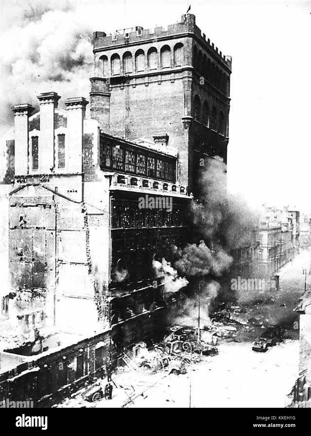 Il Pasta Building di Varsavia è un sito significativo nella storia polacca, legato alla rivolta di Varsavia del 1944. È servito come quartier generale della resistenza polacca ed è un simbolo della resilienza e della lotta durante la seconda guerra mondiale Foto Stock